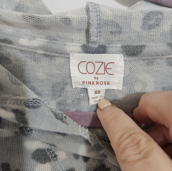 Gray Leopard Print Women's Top, Size Xs - Picture 2 of 6